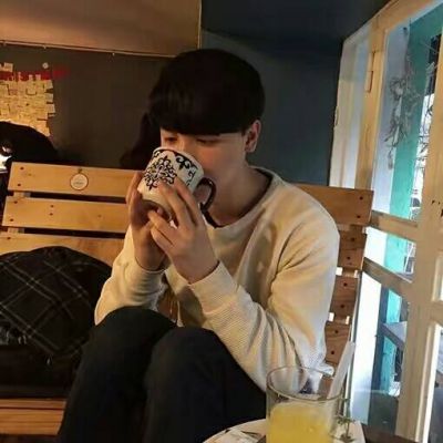 霸气微信头像熟男90后专属女的拿枪指着男生的头像图片