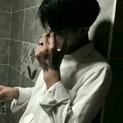 霸气微信头像熟男90后专属女的拿枪指着男生的头像图片