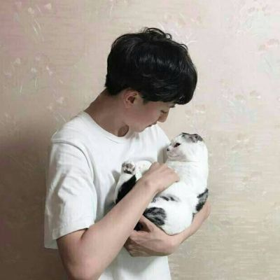 2018最新甜蜜幸福情侣贴吧头像一男一女抱猫的黑色男生头像图片大全图片