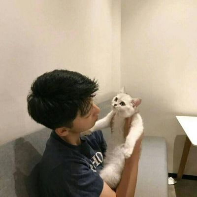 2018最新甜蜜幸福情侣贴吧头像一男一女抱猫的黑色男生头像图片大全图片