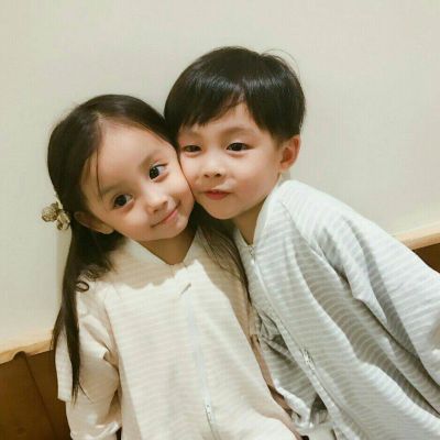 超萌小孩头像情侣一对男孩女孩情侣头像男生穿西服女生穿jk制服的图片