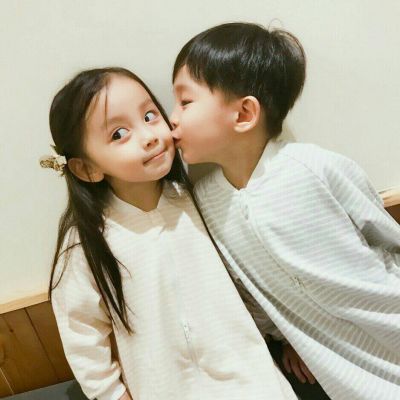 超萌小孩头像情侣一对男孩女孩情侣头像男生穿西服女生穿jk制服的图片