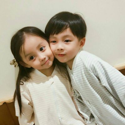 超萌小孩头像情侣一对男孩女孩情侣头像男生穿西服女生穿jk制服的图片