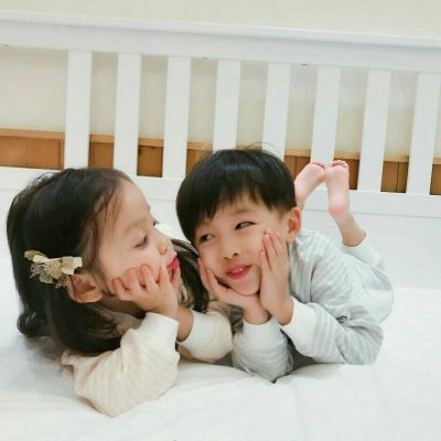 超萌小孩头像情侣一对男孩女孩情侣头像男生穿西服女生穿jk制服的图片