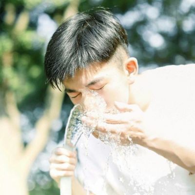 2018最新好看的微信头像男生霸气带字头像图片