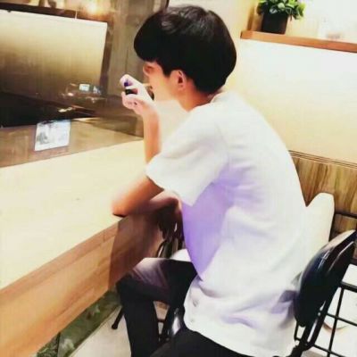 个性头像半身高冷图片男生头像黑白图片