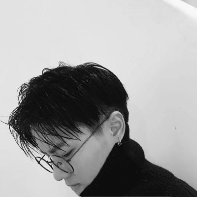 个性头像半身高冷图片男生头像黑白图片