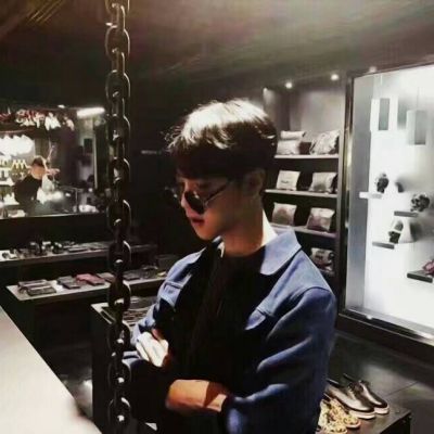 个性头像半身高冷图片男生头像黑白图片