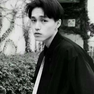 个性头像半身高冷图片男生头像黑白图片