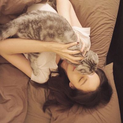 qq头像女生手捧玫瑰花图片