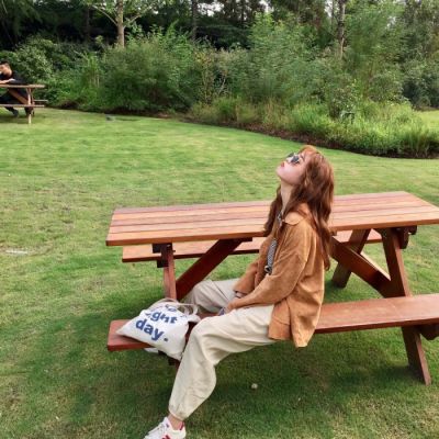 qq头像女生手捧玫瑰花图片