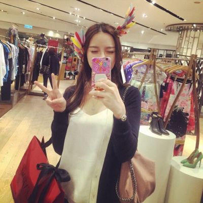 qq头像女生手捧玫瑰花图片