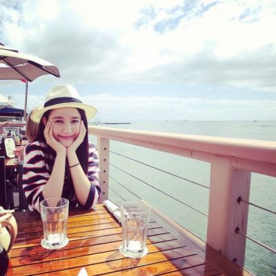 qq头像女生手捧玫瑰花图片