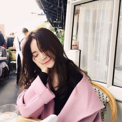 qq头像女生手捧玫瑰花图片