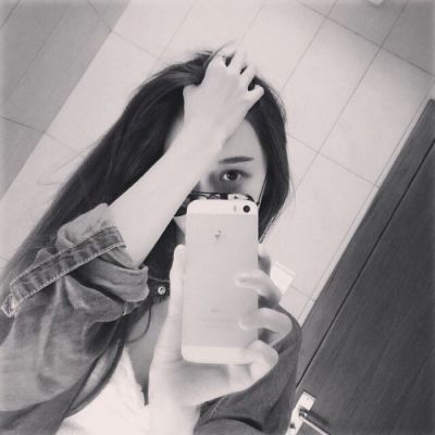 qq头像女生手捧玫瑰花图片