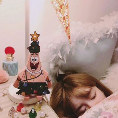 qq头像女生手捧玫瑰花图片