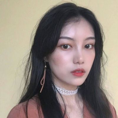 qq头像女生手捧玫瑰花图片