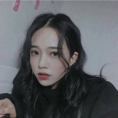 qq头像女生手捧玫瑰花图片