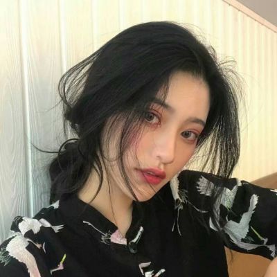 qq头像女生手捧玫瑰花图片