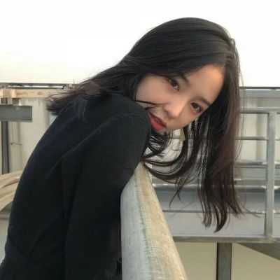 qq头像女生手捧玫瑰花图片