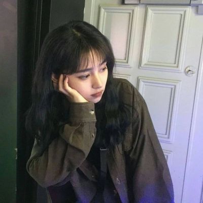 qq头像女生手捧玫瑰花图片