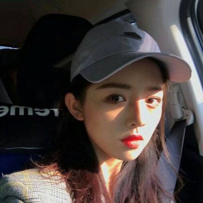 qq头像女生手捧玫瑰花图片