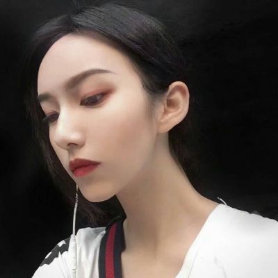 qq头像女生手捧玫瑰花图片