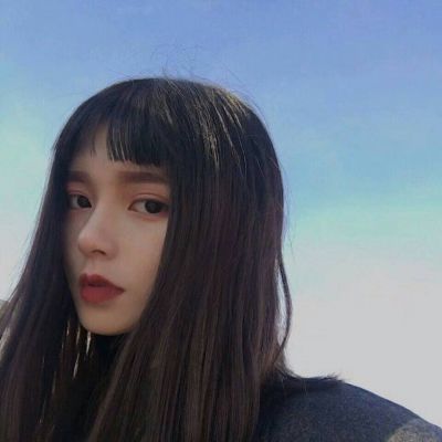 qq头像女生手捧玫瑰花图片