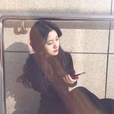 女生动漫黑白背影头像图片