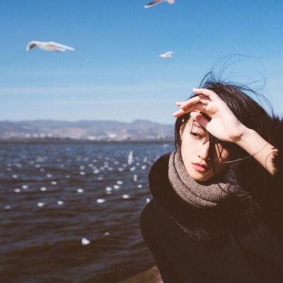 女生动漫黑白背影头像图片