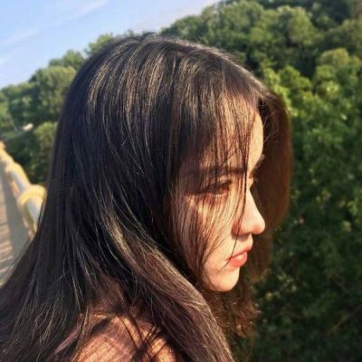 女生动漫黑白背影头像图片