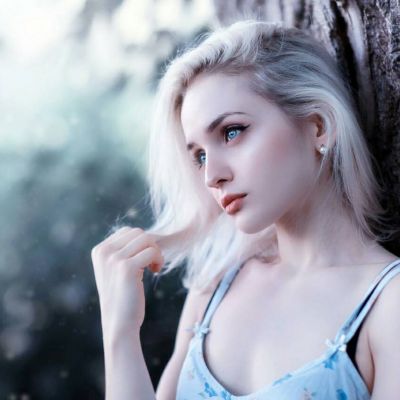 手拿照相机的女生头像图片