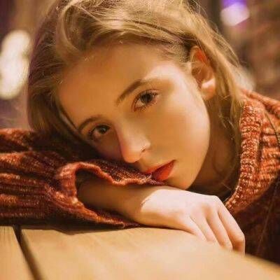 手拿照相机的女生头像图片