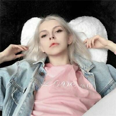 手拿照相机的女生头像图片