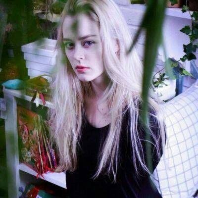 手拿照相机的女生头像图片