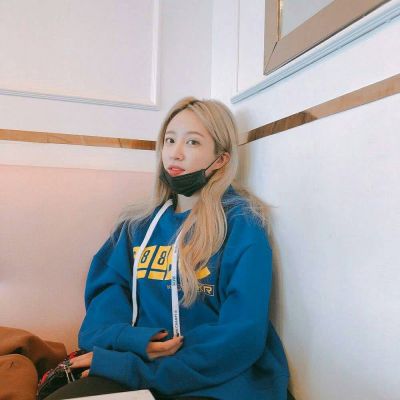 戴复古圆眼镜女生头像图片