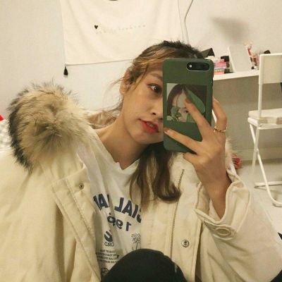戴复古圆眼镜女生头像图片