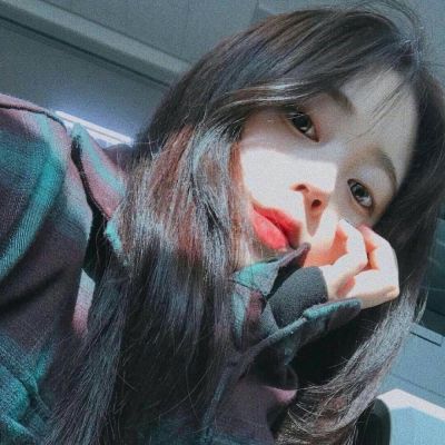 戴复古圆眼镜女生头像图片