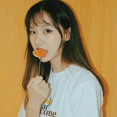 戴复古圆眼镜女生头像图片