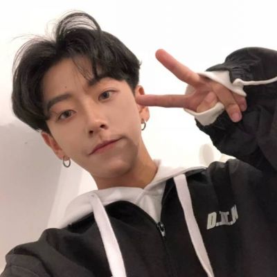 男生说摸自己头像摸狗狗图片