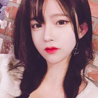 qq头像露肩唯美女生图片