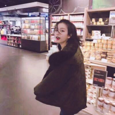 qq头像露肩唯美女生图片