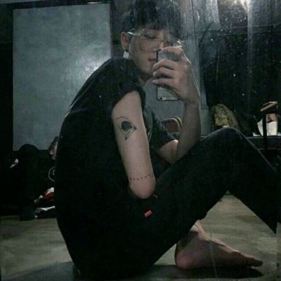手机控帅气个性胖胖男生的微信头像图片