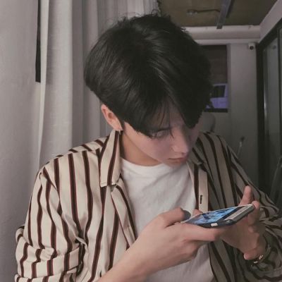 手机控帅气个性胖胖男生的微信头像图片