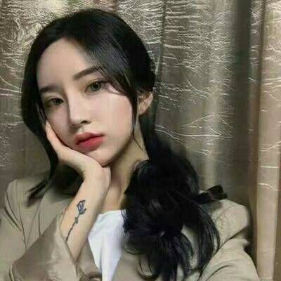 女生戴帽子的头像可爱图片