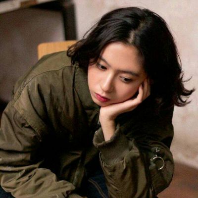 黑白女生头像带字qq图片