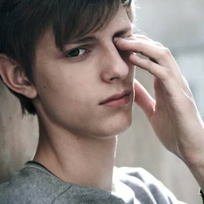 2018qq头像欧美男生抬头的情侣头像动漫图片