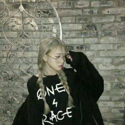 qq女生头像潮流黑白图片
