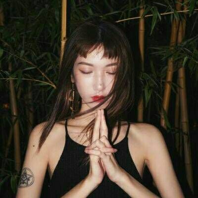 qq女生头像潮流黑白图片