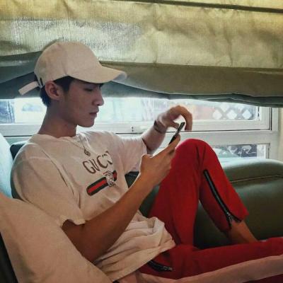 qqqq男生红色头像个性图片